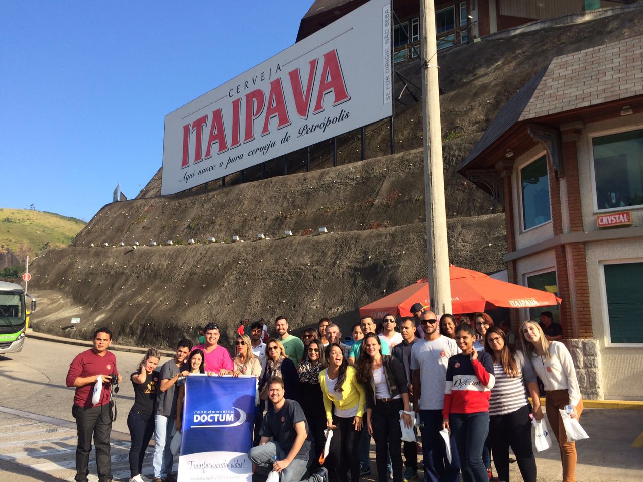 Alunos de Administração das unidades de Vitória e Vila Velha fazem visita  técnica à Cervejaria Itaipava | Rede de Ensino Doctum